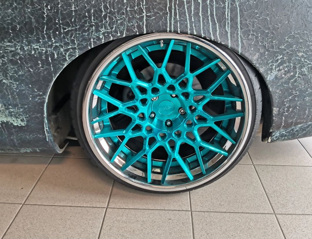 Забавный Jaguar XKR  2000 г.в.